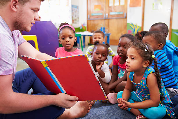 volunteer teacher reading to a class of preschool kids
